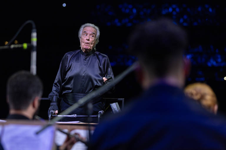 João Carlos Martins usa expressão dos olhos para reger orquestra 