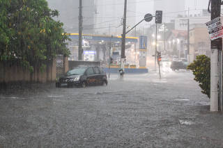 Chuva causa alagamento em São Paulo