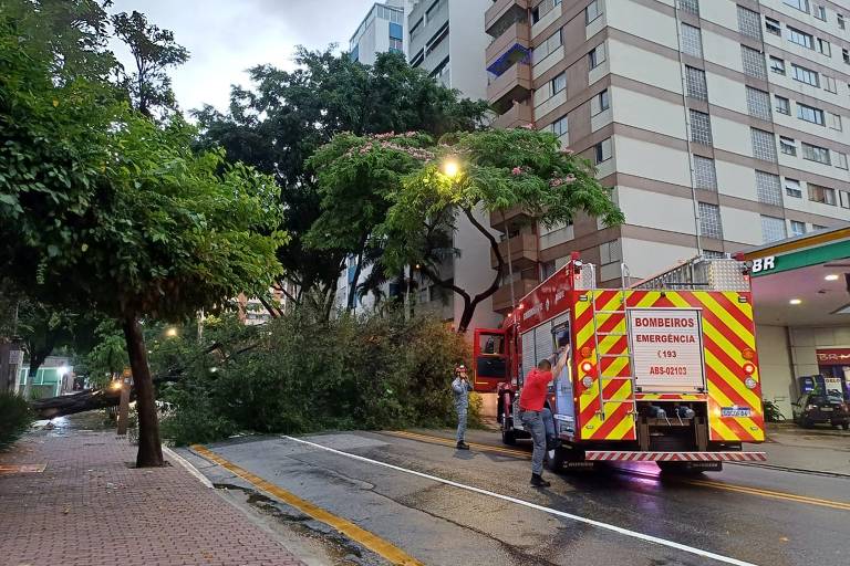 Tempestade atinge São Paulo, neste sábado (23)