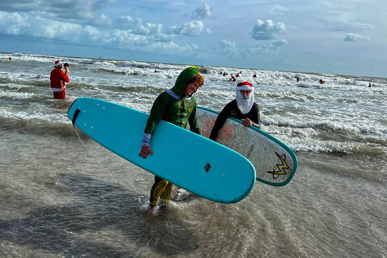 Competição de Papais Noéis surfistas em praia da Flórida, nos Estados Unidos