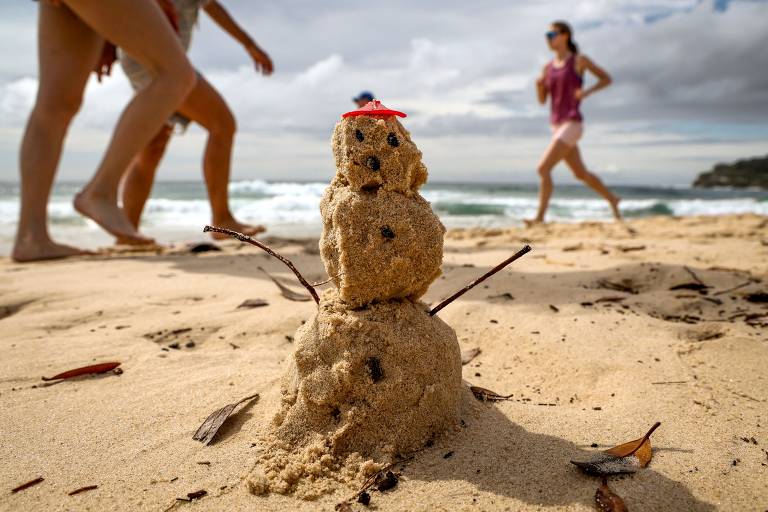 O Natal pelo mundo, da realeza britânica a boneco de areia na praia; veja fotos de hoje