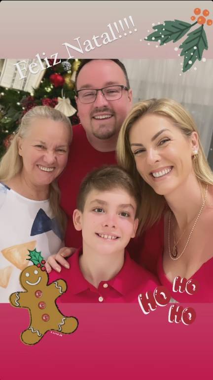 Ana Hickmann ao lado do filho e da família no Natal