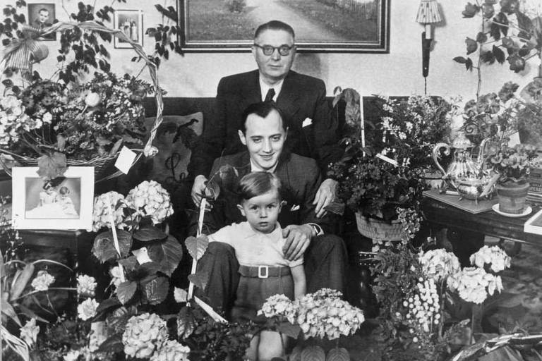 Ole Kirk Kristiansen ao lado do seu filho Godtfred e do seu neto Kjeld