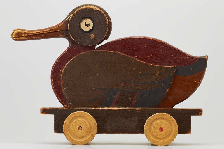 Pato de madeira, um dos primeiros brinquedos que Kristiansen produziu com seu filho Godtfred foi um pato de madeira