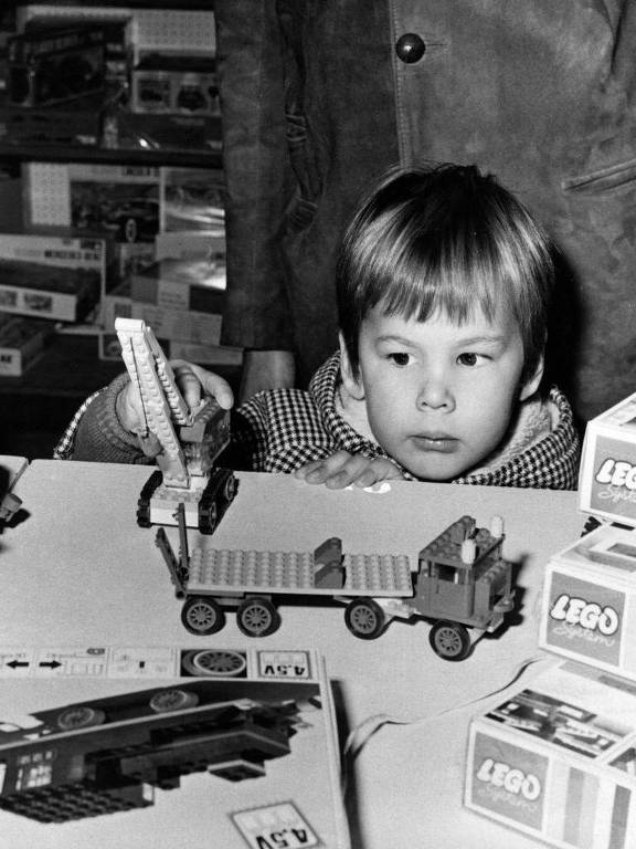Uma criança brincando com Lego; desde que nasceu, brinquedos Lego têm sido fonte de inspiração para crianças e adultos