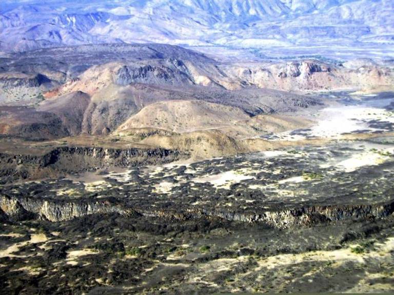 Fenda de 60 quilômetros de extensão na região de Afar, em uma das áreas mais inóspitas do planeta, aberta após 420 terremotos e atividade vulcânica em 2005