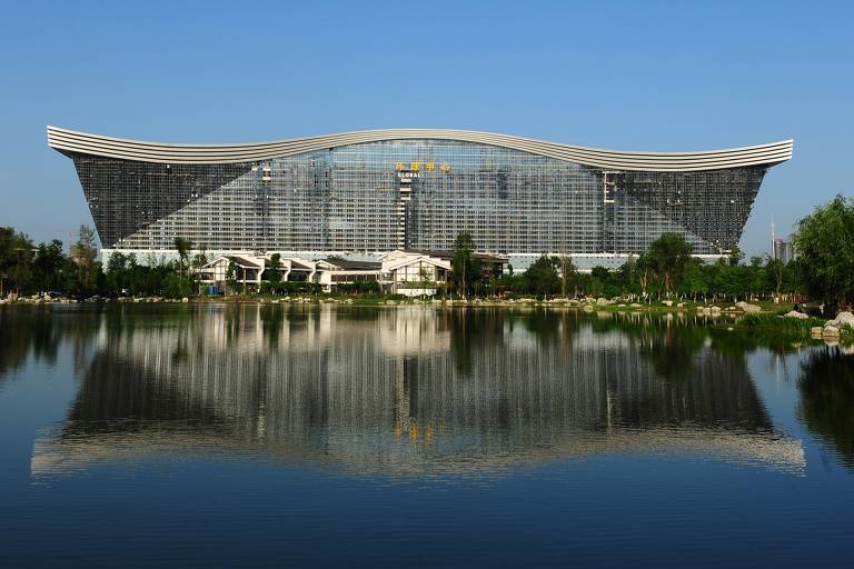 New Century Global Centre, em Chengdu, é o prédio mais largo do mundo, com mais de 1,7 milhões de m². Inaugurado em 2013, abriga shopping centers, 14 cinemas, dois hotéis cinco estrelas, uma pista de patinação no gelo, uma réplica de uma vila mediterrânea e um parque aquático com praia artificial.