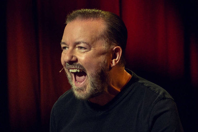 Ricky Gervais vence Globo de Ouro por especial em que ri de crianças com câncer