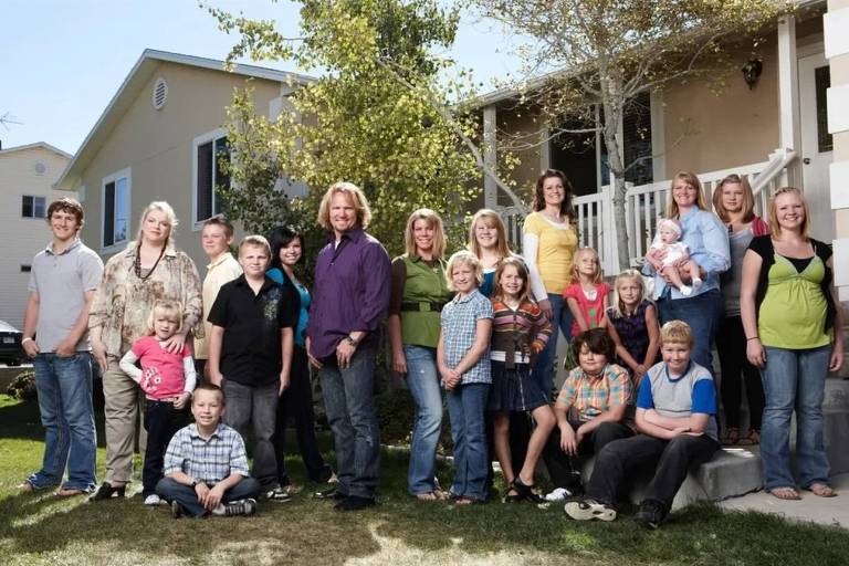 Em foto colorida, homem aparece com a família 