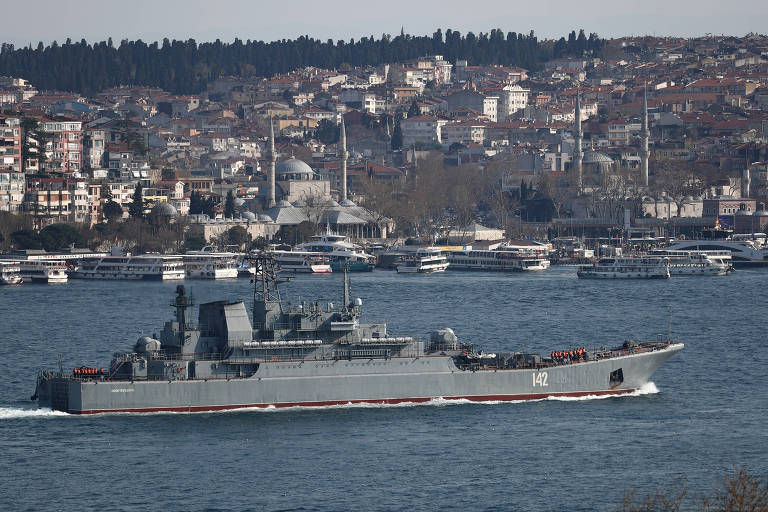 Ucrânia ataca navio militar da Rússia em porto da Crimeia; veja vídeo