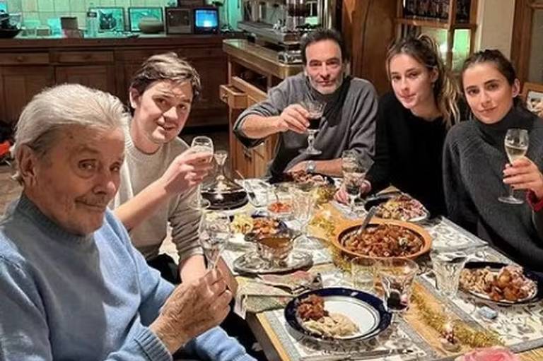 À esq., o ator Alain Delon, em ceia de Natal com os filhos Anthony e Alain-Fabien, e as netas Liv e Loup