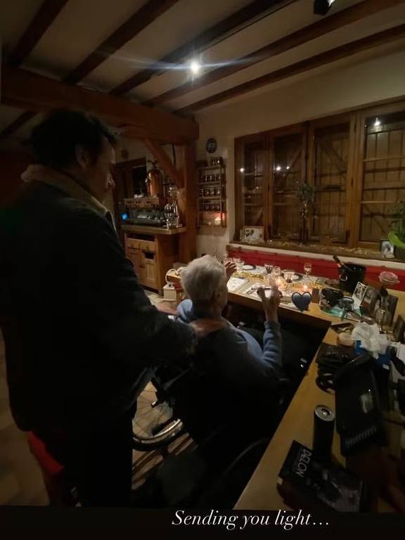 Anthony Delon e o pai, o ator Alain Delon, sentado em cadeira de rodas, em foto publicada no Instagram