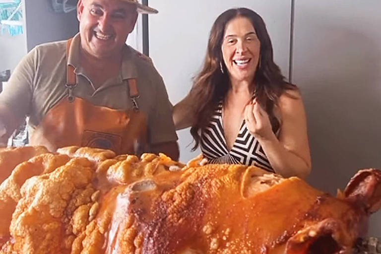 Claudia Raia é criticada por servir porco inteiro em ceia de Natal: 'Imagem desnecessária'