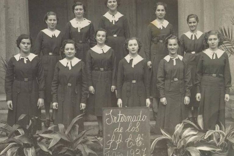 Montealegre em sua fotografia de classe escolar no Chile, em 1937
