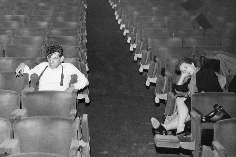 Bernstein verificando o som da orquestra na plateia do Teatro Nuovo com Montealegre em Milão, 1955
