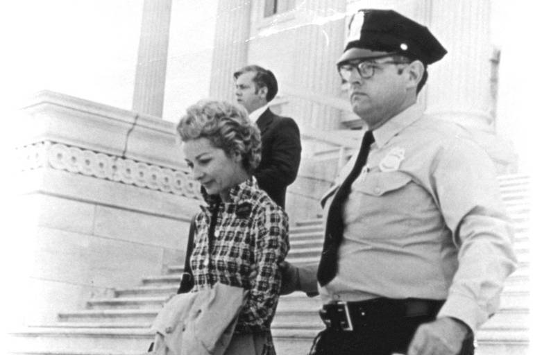 Felicia Montealegre Bernstein após ser presa na escadaria do Capitólio dos Estados Unidos, 1972
