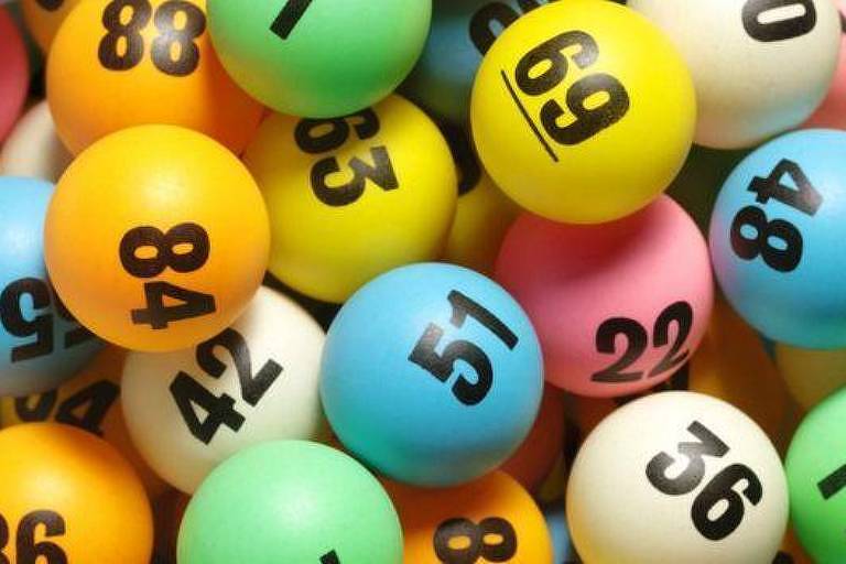 Bolas de bingo com números.

