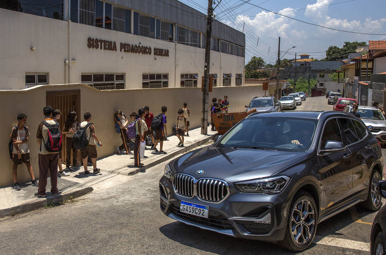 Saída das aulas na escola Semear particular, no centro de Brumadinho, onde estudam 45 dos 100 órfãos da tragédia, com mensalidades pagas pela Vale