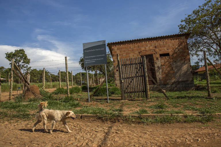 Em Córrego do Feijão, zona quente da tragédia, chama atenção o número de imóveis com placas de propriedade particular e vazios, sinais de que foram comprados pela Vale