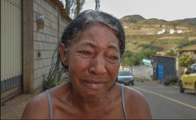Fátima Vieira mora em Tejuco, distrito com intensa atividade mineradora em frente de casa, o que a faz lembrar cotidianamente da morte sobrinho no rompimento da barragem da Vale