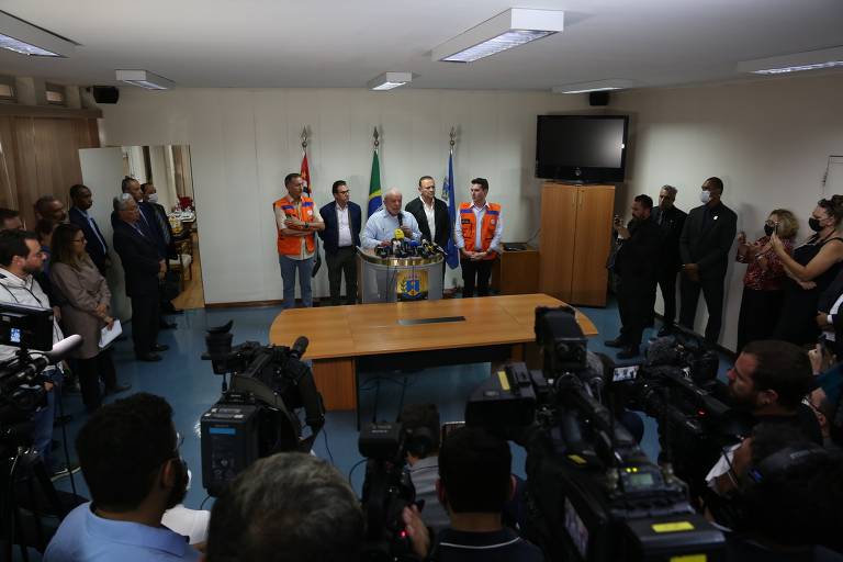 Jornalistas acompanham discurso do presidente Lula na Prefeitura de Araraquara