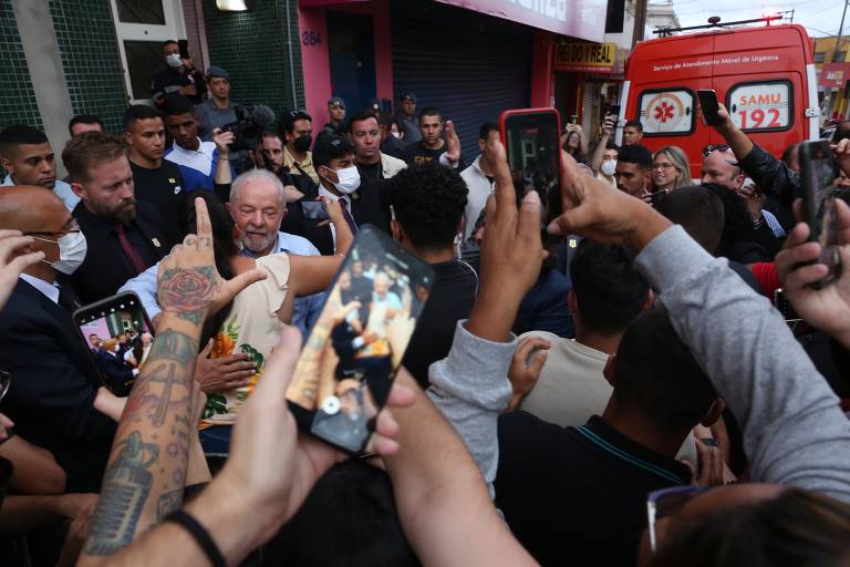 Após o discurso na prefeitura, Lula desceu para cumprimentar os simpatizantes que o aguardavam no local