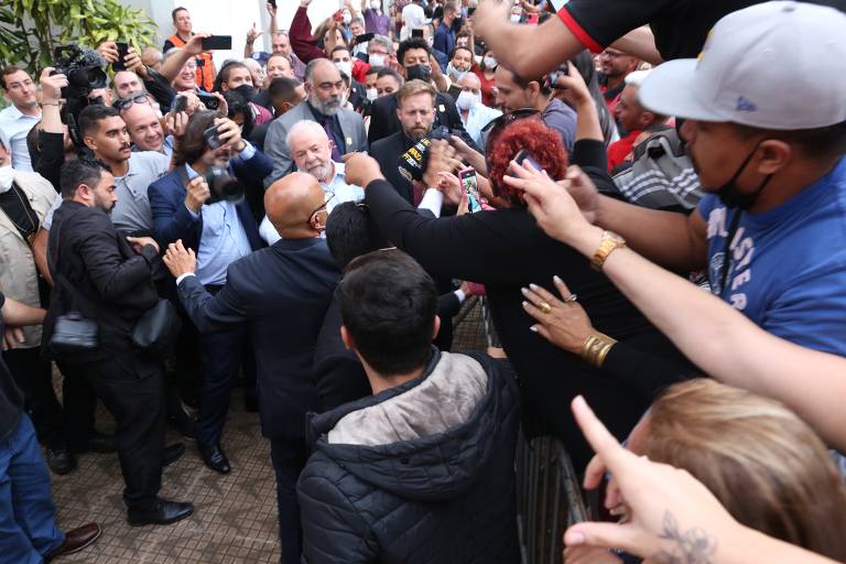 A aproximação de Lula com os integrantes de movimentos sociais e simpatizantes que o aguardavam foi acompanhada por um forte esquema de segurança