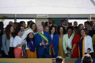 Lula, acompanhado de Janja, posa para foto com ministras no 7 de Setembro