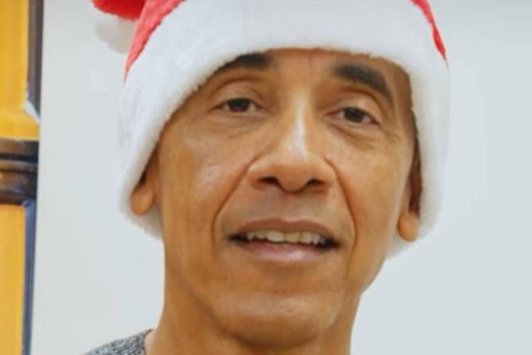 De gorro de Papai Noel, Barack Obama incentiva o voluntariado; Daniela Mercury aplaude