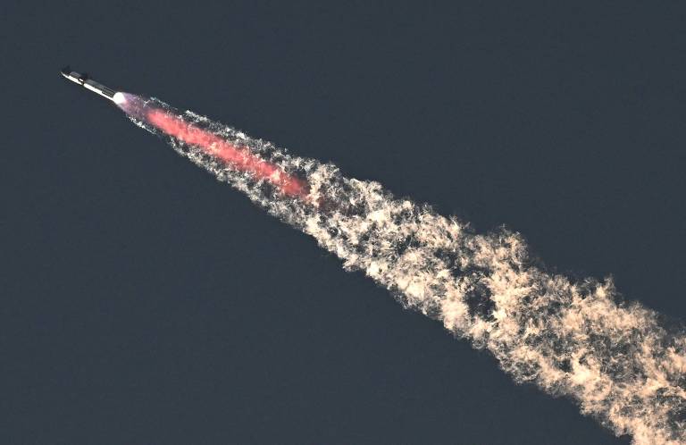 foguete deixa rasto de fumaça no céu