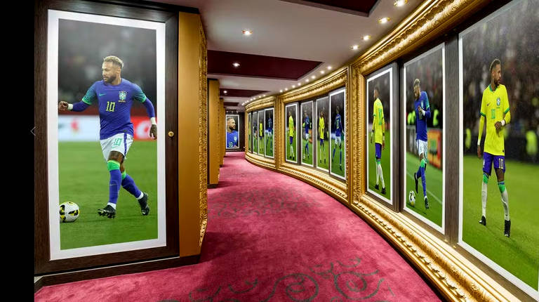 Interior do navio tem exposição com fotos do jogador