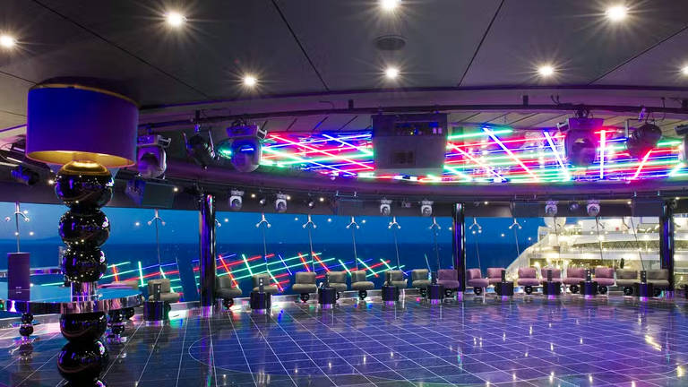 Um dos espaços do navio