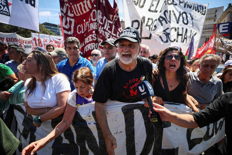 Manifestantes protestam em Buenos Aires contra decreto de Javier Milei



