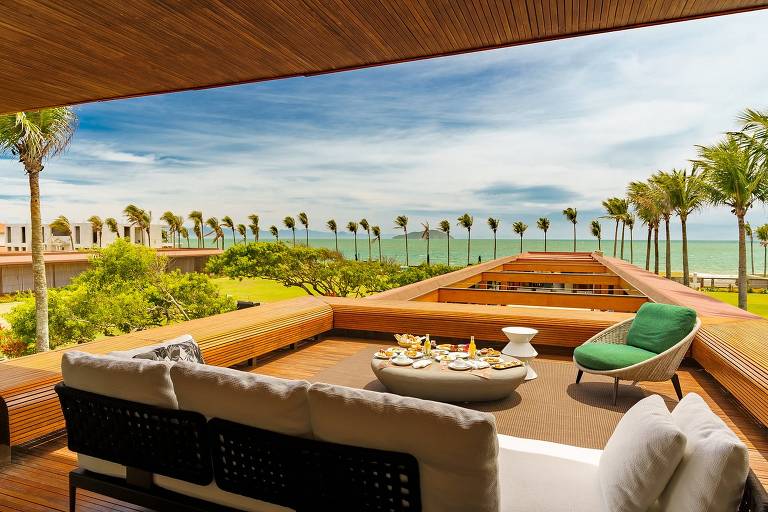 Conheça dez hotéis à beira-mar para curtir o verão com o pé na areia