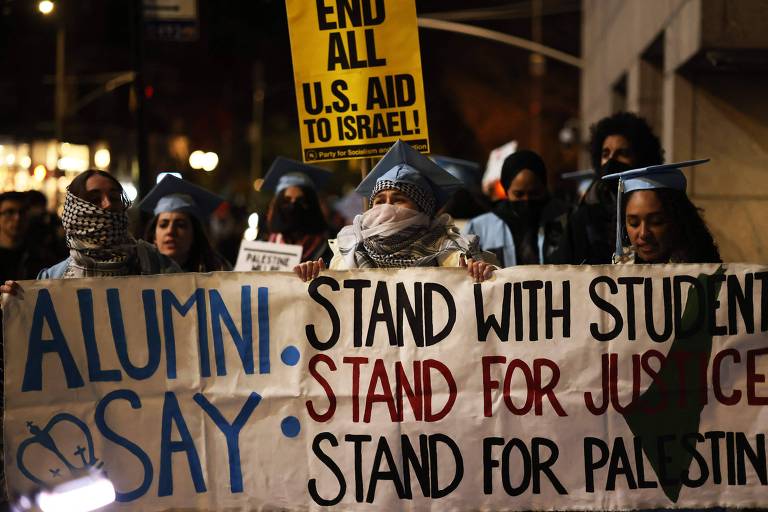 Protesto contra banimento de grupos estudantis na Universidade Columbia, em Nova York