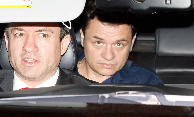 Anderson Torres, ex-ministro de Jair Bolsonaro e então secretário de segurança no DF, foi preso em 14 de janeiro, depois de voltar aos Estados Unidos, sob alegação de omissão ou inação diante dos ataques em Brasília; a PF encontrou a minuta de um decreto golpista na casa dele;Torres foi solto após quatro meses, com uso de tornozeleira eletrônica