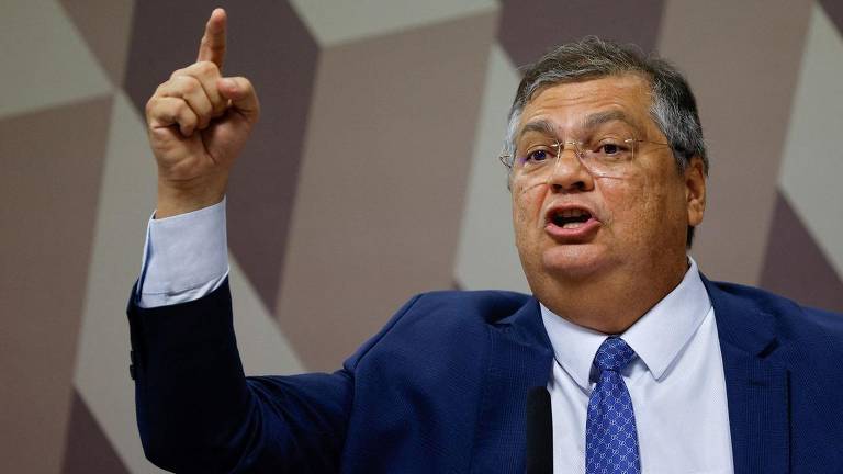 No dia dos ataques, Dino, agora futuro ministro do STF, estava no palácio do Ministério da Justiça e viu a movimentação na Esplanada e a invasão aos três Poderes. Bolsonaristas, então, passaram a alegar inação ou omissão do ministro durante as manifestações golpistas