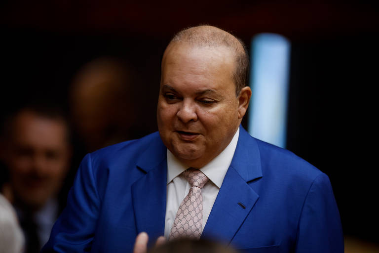 O governador do Distrito Federal, Ibaneis Rocha (MDB), foi suspenso do cargo por 90 dias por determinação de Alexandre de Moraes; em 15 de março, Moraes autorizou o retorno imediato de Ibaneis ao Governo do DF, mas ele segue investigado em inquérito por suposta conivência com os golpistas.