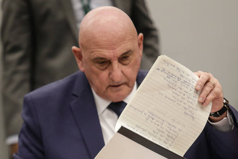 O general da reserva do Exército e ex-ministro-chefe do GSI Gonçalves Dias acabou pedindo demissão do cargo após imagens do circuito interno de segurança do Palácio do Planalto vazarem, mostrando atitude colaborativa de agentes do órgão e a presença do ministro no local