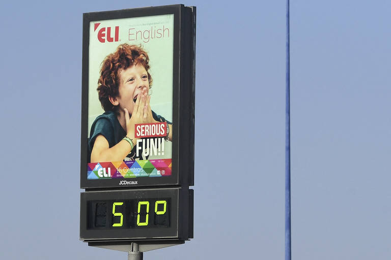 Termômetro de rua marca 50°C em Sevilha, na Espanha. Marcador também leva uma propaganda de um curso de inglês