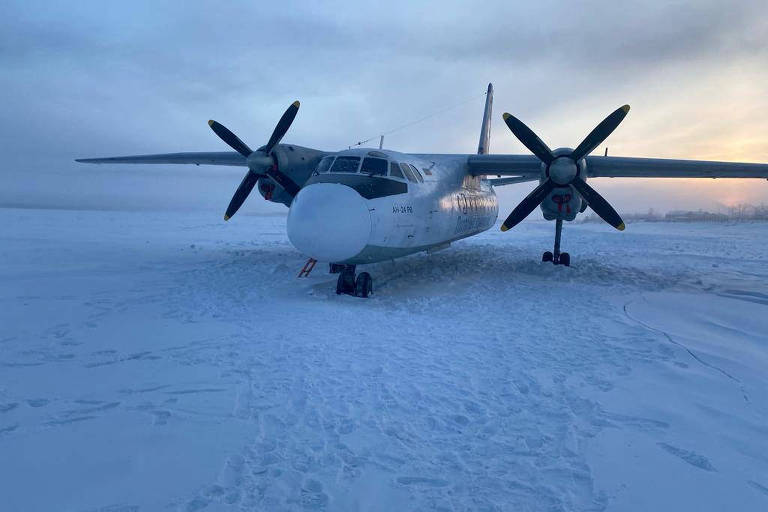  Aeronave de passageiros Antonov-24, da Polar Airlines, após pouso no rio Kolima, no extremo leste da Rússia 