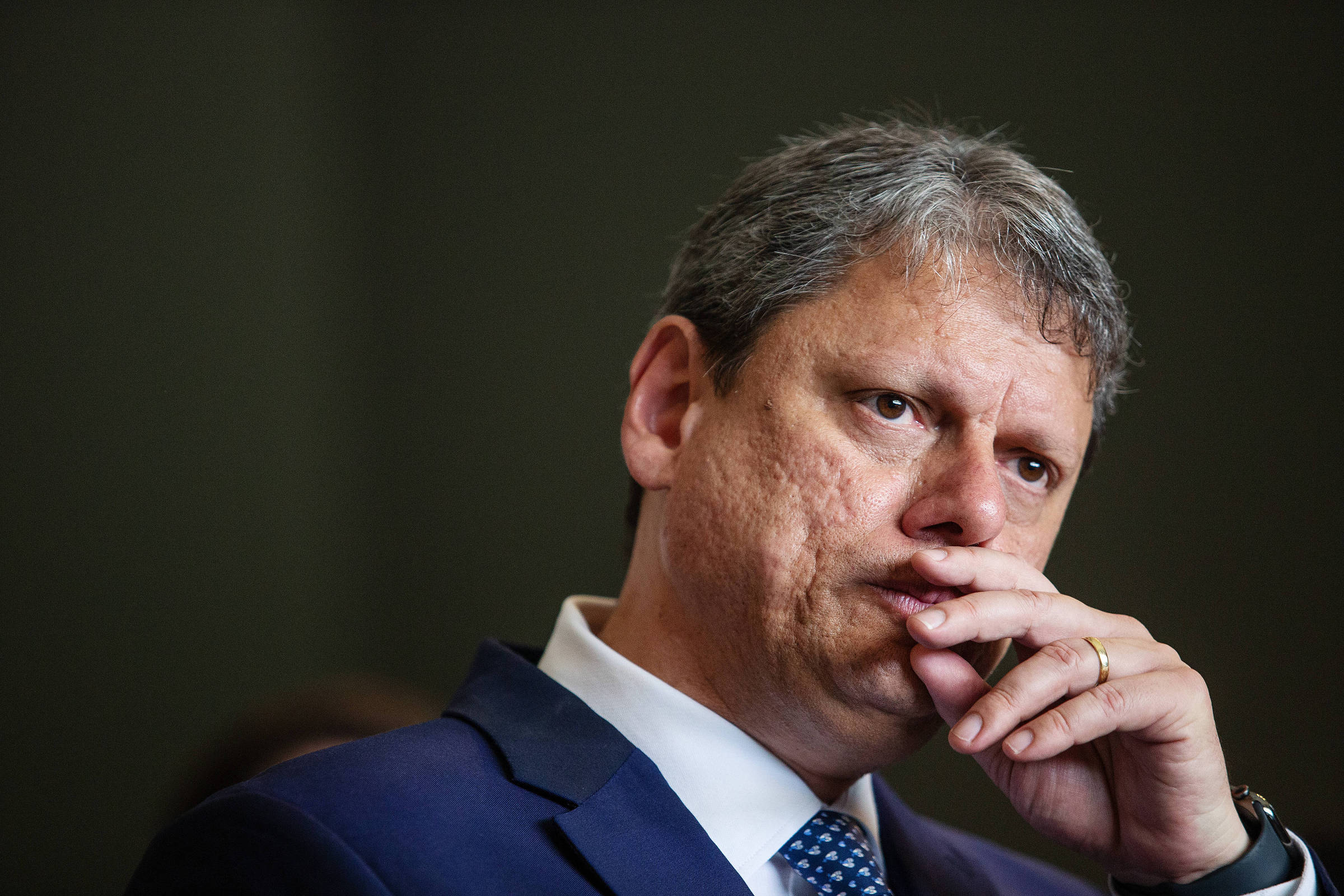 Coleira de Tarcísio levada por Bolsonaro é mais curta que a de Carluxo