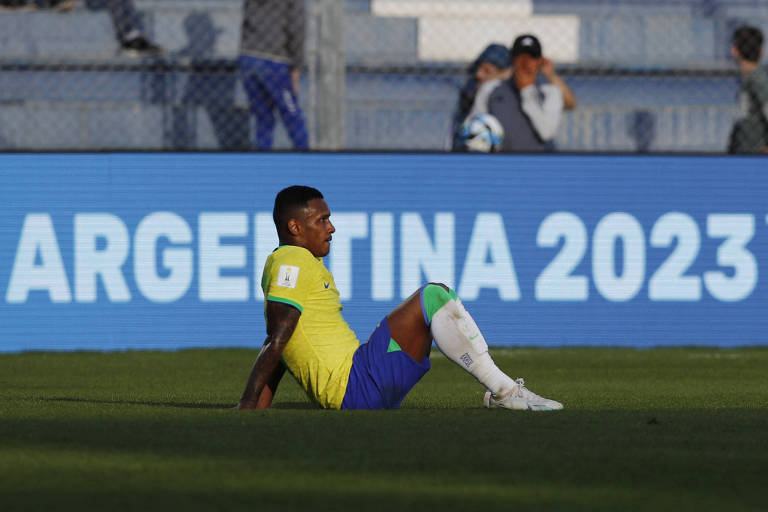 Sentado no gramado de estádio em San Juan, na Argentina, Marquinhos, do Brasil, desolado depois da eliminação da seleção sub-20 ante Israel, no Mundial da categoria