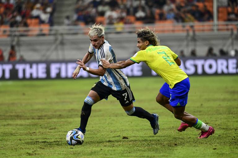 Subiabre, da Argentina, passa pela marcação de Pedro Lima no jogo em Jacarta, na Indonésia, em que o Brasil sub-17 foi eliminado do Mundial ao perder de 3 a 0
