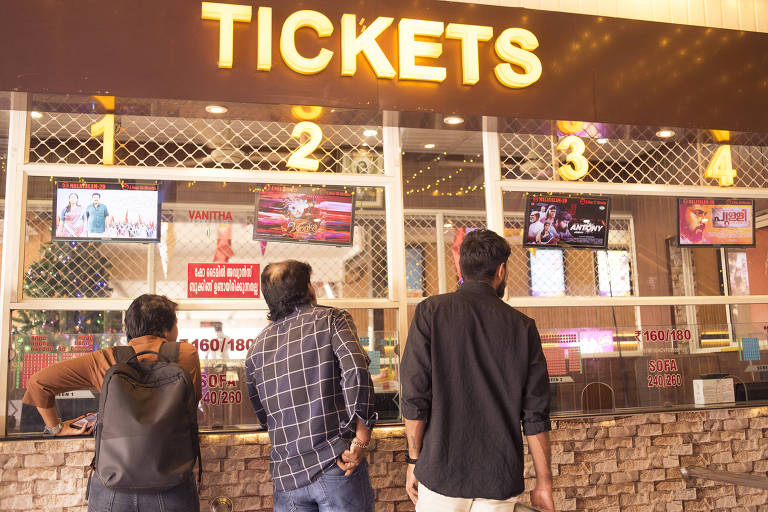 Público compra ingresso para o filme 'Kaathal' em cinema de Koichi, na Índia