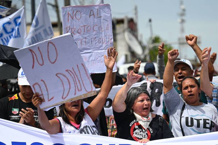 Segurando faixas e cartazes, manifestantes se manifestam contra o decreto de emergência de Javier Milei em La Matanza, na província de Buenos Aires