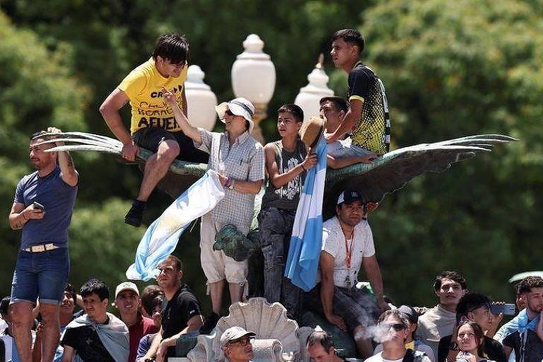 Jovens apoiadores de Javier Milei ocupam monumento em Buenos Aires
