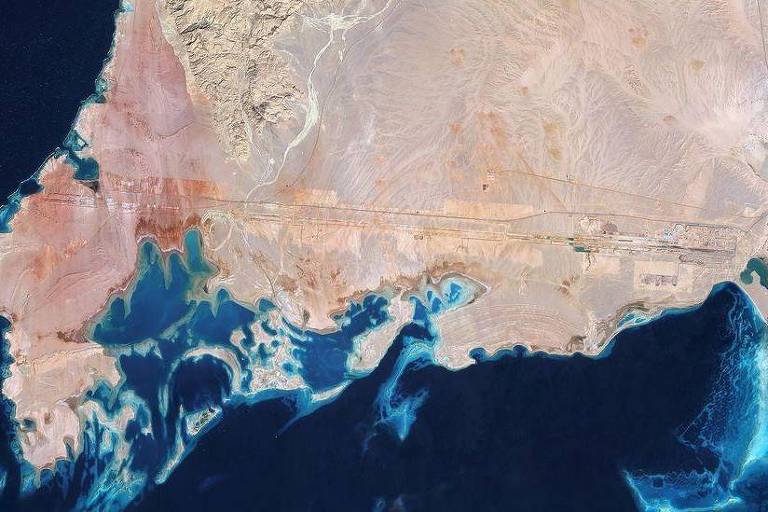 Imagem aérea mostra linha cortando o deserto de uma costa à outra de península