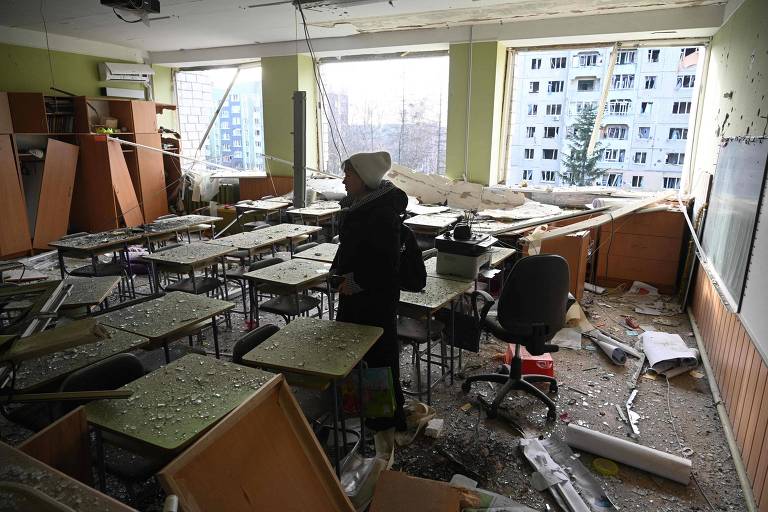 Professora em sala de aula destruída após ataque aéreo russo em Lviv, cidade próxima da fronteira com a Polônia no oeste da Ucrânia