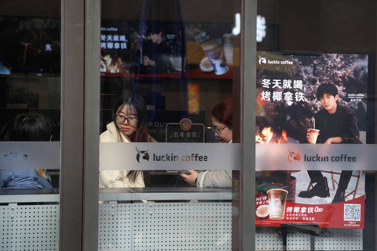 Consumidores esperam café em cafeteria na China